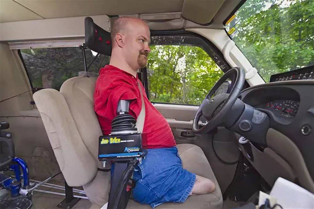 Инвалидный подъемник в автомобиль: Не все люди и машины одинаковые