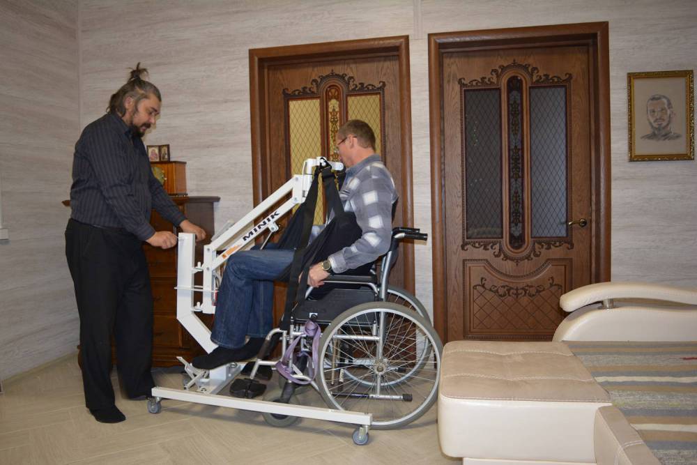 Подъемник для перемещения инвалидов с электроприводом