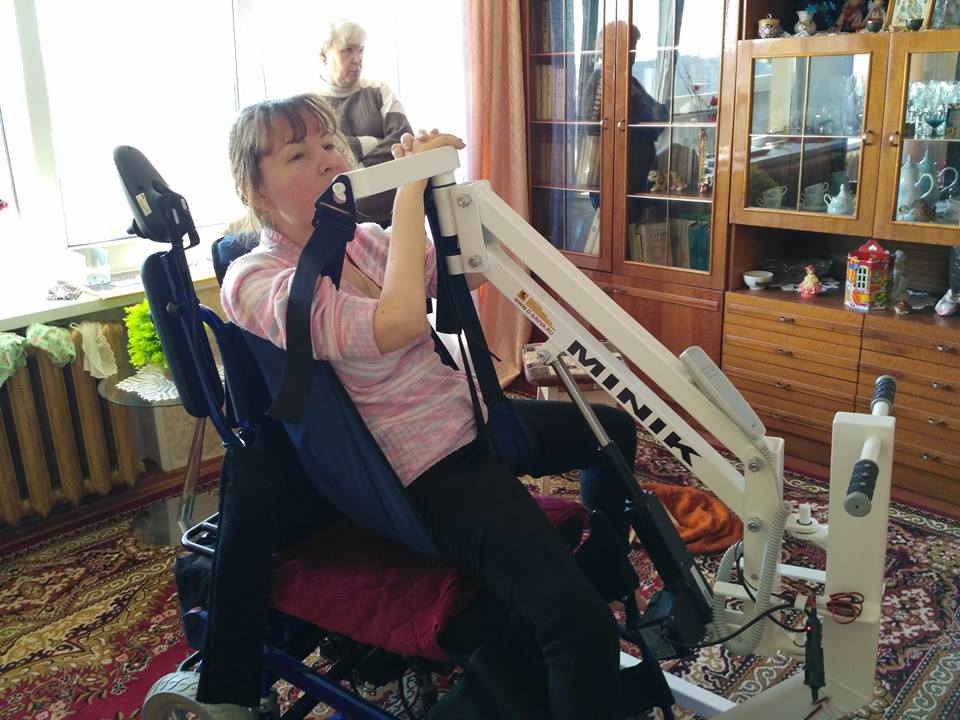 Подъём инвалида с коляски