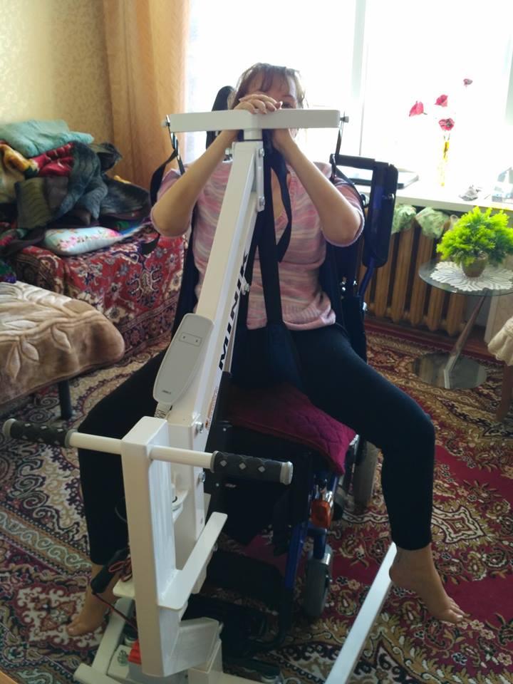 Подъём инвалида со стула