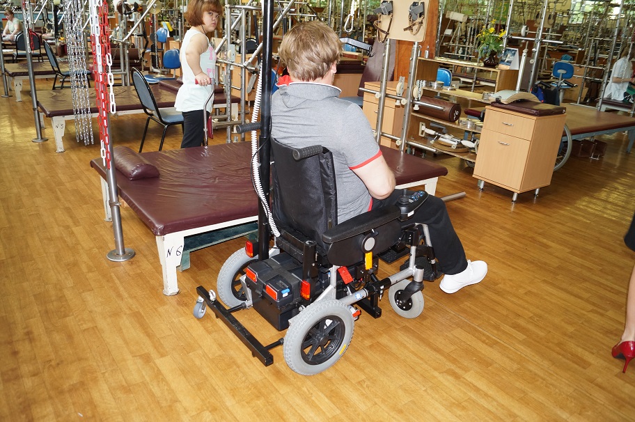 Инвалидное кресло Savva CLOU в тренажерном зале