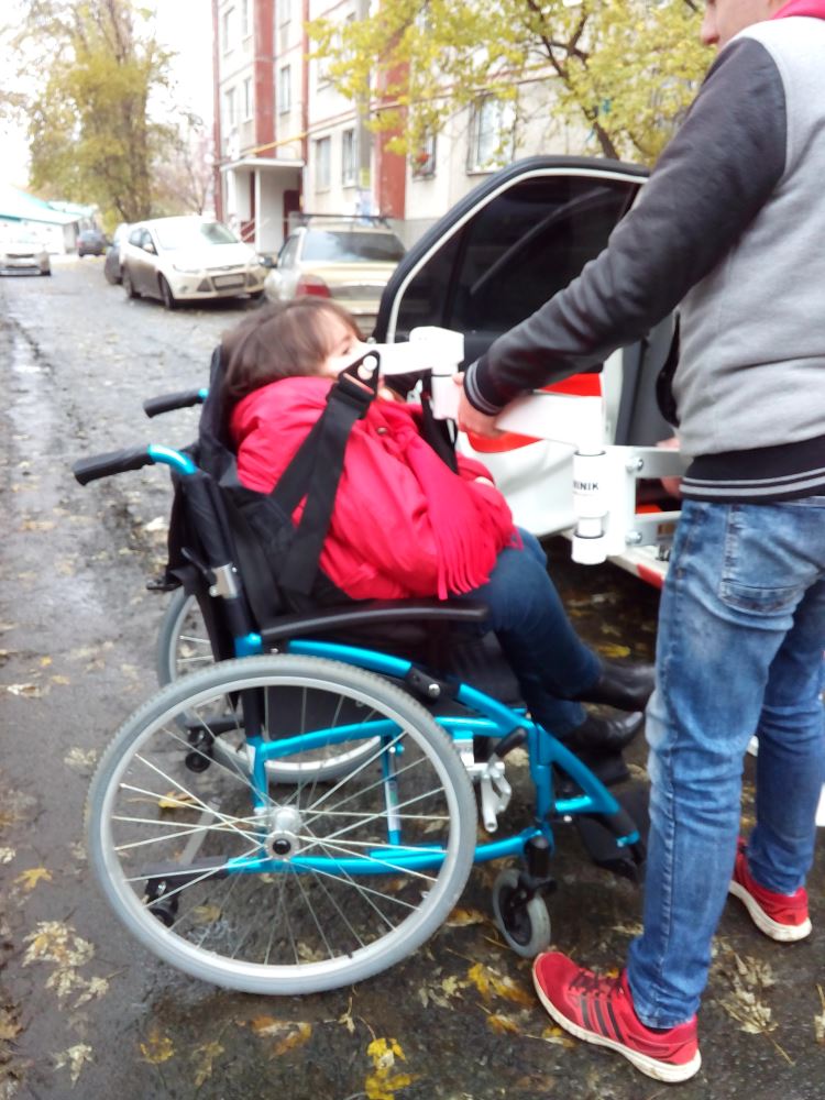 Пересаживание инвалида с кресла в автомобиль