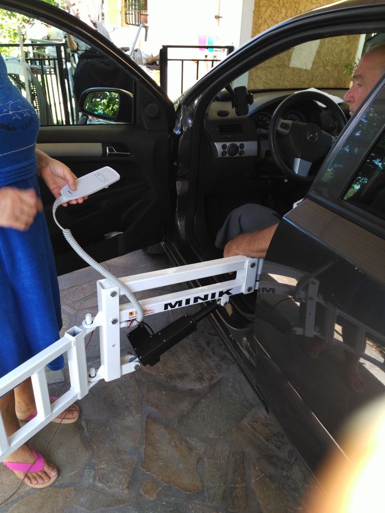Подъёмник миник пересаживание в машину в Греции